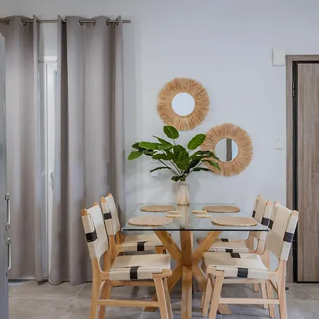 Banana Leaf House * Polychrono